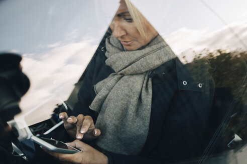 Hohe Winkel Ansicht der reifen Frau mit Handy sitzen Auto - MASF00954