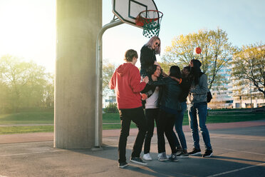 Lächelnde Freunde beim Spaziergang im Park - MASF01148