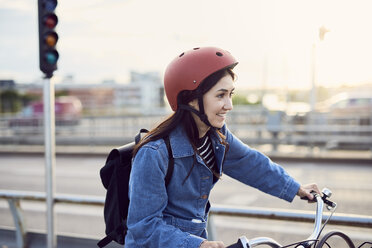 Lächelnde erwachsene Frau beim Radfahren in der Stadt - MASF01177