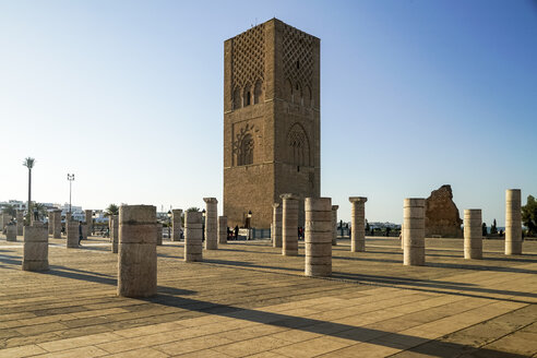 Marokko, Rabat, Blick auf den Hassan-Turm - TAMF01025