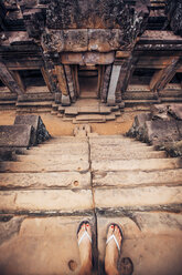 Tiefschnitt einer Frau, die auf den Stufen des Angkor Wat-Tempels steht - CAVF35166