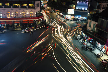 Hochformatige Ansicht von Lichtspuren auf einer Stadtstraße - CAVF35168