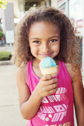 Porträt eines lächelnden Mädchens mit Eis - CAVF35226