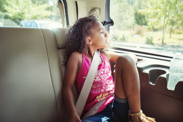 Mädchen schaut weg, während sie im Auto reist - CAVF35240