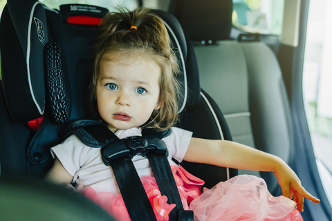 Porträt eines süßen Mädchens im Auto sitzend, lizenzfreies Stockfoto