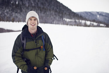 Porträt eines Wanderers mit warmer Jacke in einem Feld - CAVF35269