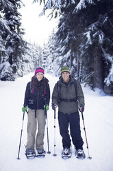 Porträt eines Paares mit Schneeschuhen - CAVF35281