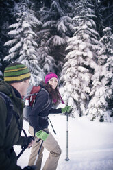 Pärchen beim Schneeschuhwandern im Wald - CAVF35294