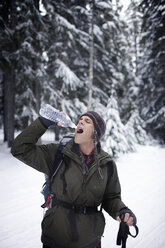 Wanderer trinkt Wasser im Wald - CAVF35310