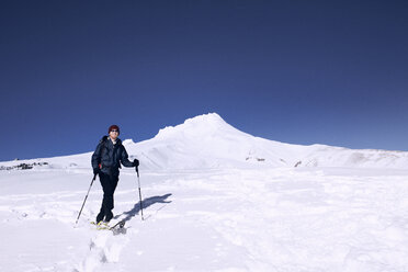Junger Mann beim Schneeschuhwandern - CAVF35320