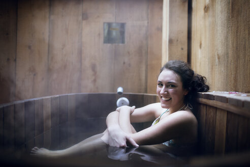 Junge lächelnde Frau in der Sauna - CAVF35338