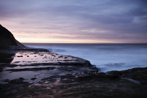 Blick auf die Küstenlinie an einem bewölkten Tag, lizenzfreies Stockfoto