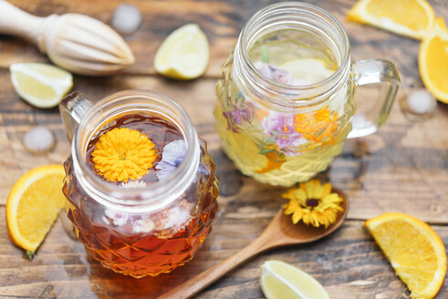 Erfrischendes Mineralwasser mit essbaren Blüten, Viola wittrockiana, Dianthus caryophyllus, Calendula officinalis, Zitrone und Orange - SKCF00413