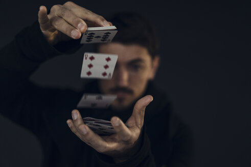 Zauberer, der mit Spielkarten zaubert, Nahaufnahme - KNSF03790