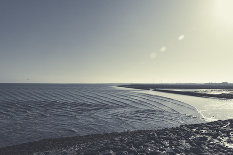 Deutschland, Ostfriesland, Neuharlingersieler Strand bei Hochwasser, lizenzfreies Stockfoto