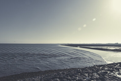 Deutschland, Ostfriesland, Neuharlingersieler Strand bei Hochwasser - DWIF00904