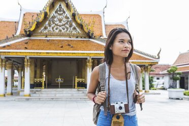 Thailand, Bangkok, Porträt eines Touristen mit Kamera - WPEF00181