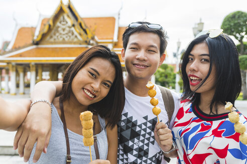 Thailand, Bangkok, Porträt von Freunden mit Straßenessen, die ein Selfie machen - WPEF00185