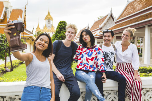 Thailand, Bangkok, fünf Freunde machen ein Selfie mit Smartphone vor einer Tempelanlage - WPEF00189