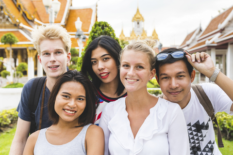 Thailand, Bangkok, Gruppenbild von fünf Freunden beim Besuch einer Tempelanlage, lizenzfreies Stockfoto
