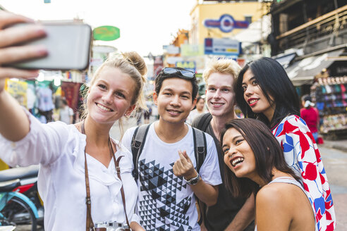 Thailand, Bangkok, Khao San Road, Gruppe von Freunden nimmt Selfie mit Smartphone - WPEF00206