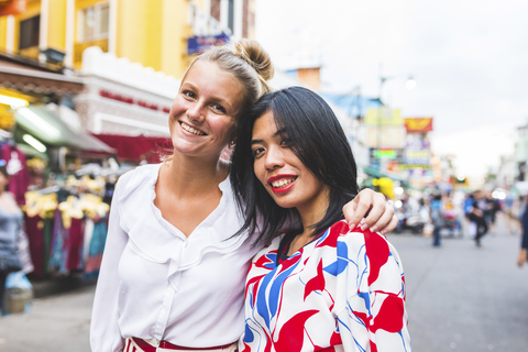 Thailand, Bangkok, Khao San Road, Porträt von zwei glücklichen Freunden, lizenzfreies Stockfoto