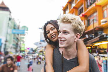 Thailand, Bangkok, Khao San Road, Porträt von glücklichen Freunden - WPEF00209