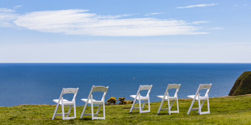 Scotland, Aberdeenshire, Empty chairs at the sea near Stonehaven - WDF04569