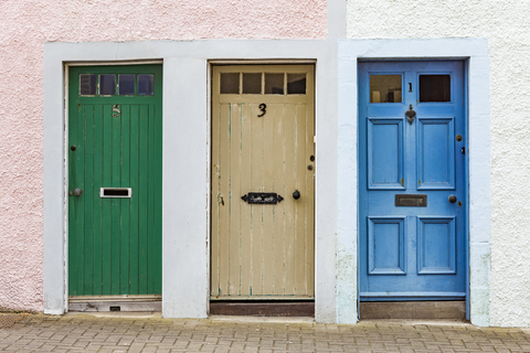 Schottland, Fife, St. Monans, drei verschiedene Türen, lizenzfreies Stockfoto