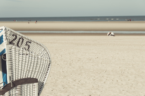 Deutschland, Spiekeroog, Strandkorb mit Kapuze, Teilansicht, lizenzfreies Stockfoto