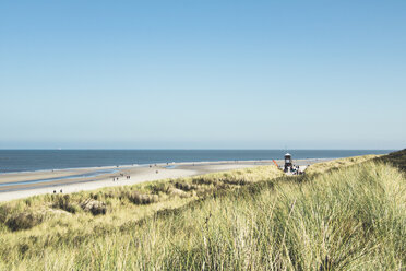 Deutschland, Spiekeroog, Blick von den Dünen auf Meer und Strand - DWIF00913