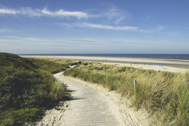 Germany, Spiekeroog, boardwalk through dunesto the beach - DWIF00914