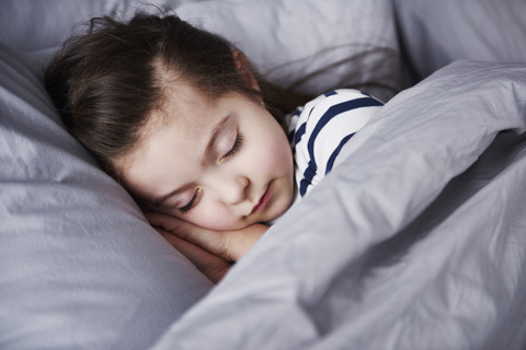 Porträt eines schlafenden kleinen Mädchens, lizenzfreies Stockfoto