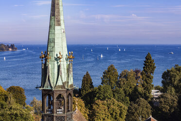 Deutschland, Blick auf den Bodensee mit der Turmspitze des Konstanzer Münsters im Vordergrund - WD04585