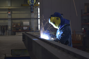 Welder at work in factory - LYF00801