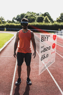 Sportler auf der Tartanbahn mit VR-Brille, umgeben von Daten - UUF13255