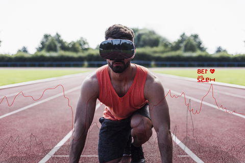 Sportler in Startposition auf der Tartanbahn mit VR-Brille, umgeben von Daten, lizenzfreies Stockfoto