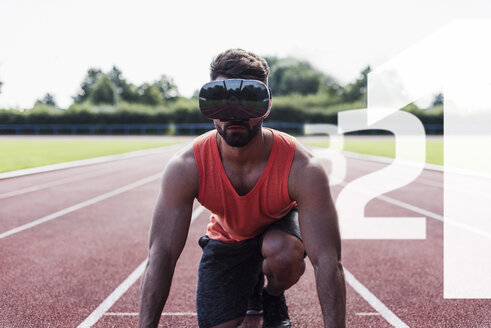 Sportler in Startposition auf der Tartanbahn mit VR-Brille, umgeben von Zahlen - UUF13258