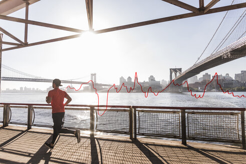 USA, New York City, Mann läuft am East River mit Liniengrafik hinter ihm - UUF13260