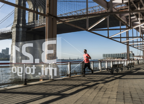 USA, New York City, Mann rennt am East River mit Daten, die von einer Smartwatch stammen, lizenzfreies Stockfoto