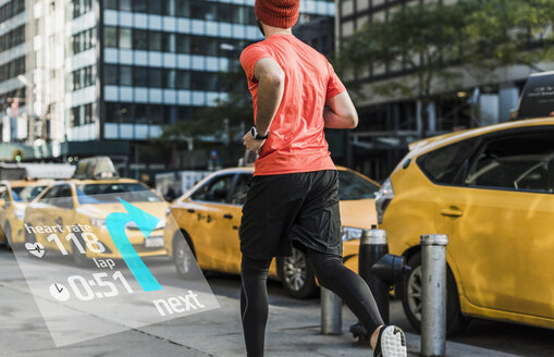 USA, New York City, Mann läuft in der Stadt mit Daten um ihn herum - UUF13263