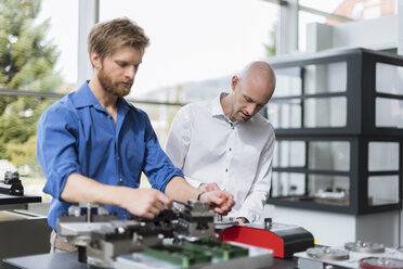 Zwei Männer arbeiten an einem Produkt in einem Unternehmen - DIGF03796