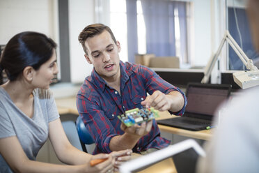 Colleagues discussing circuit board - ZEF15277