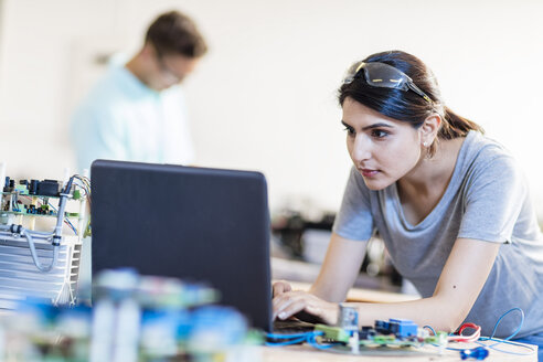 Frau in Werkstatt mit Laptop - ZEF15287