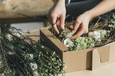 Frauenhände arrangieren Blumen in einer Schachtel, Nahaufnahme - GUSF00623