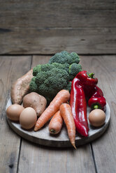 Organic food that contains a lot of vitamin a, broccoli, sweet potatoe, carrot, red pepper and eggs - CZF00320