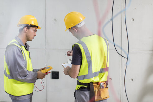 Elektriker auf der Baustelle - ZEF15343