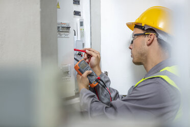 Elektriker arbeitet mit Voltmeter am Sicherungskasten - ZEF15356