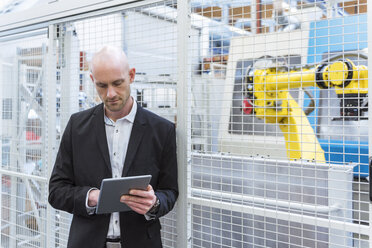 Geschäftsmann mit Tablet in einer modernen Fabrik - DIGF03834