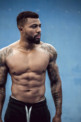 Portrait of tattooed physical athlete - DAWF00602
